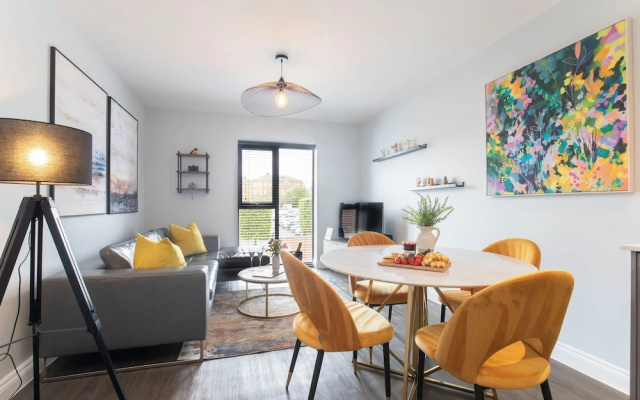 Elliot Oliver -Stylish 2 Bedroom Apartment With Parking In The Docks