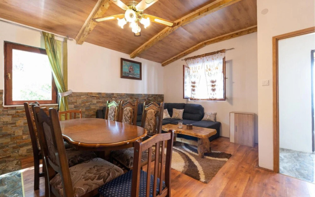 Beautiful Apartment in Maslenica With Jacuzzi, Wifi and 3 Bedrooms