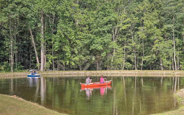 Cottage w/ Pond Views: 13 Mi to Camelback Mountain