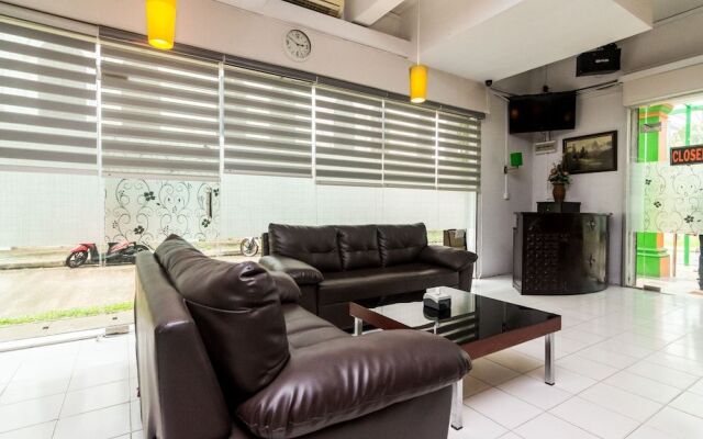 OYO 1771 Zeke Hotel