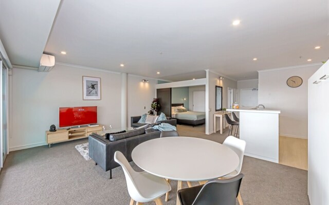 QV Elegant Modern Apt with Waterview 982
