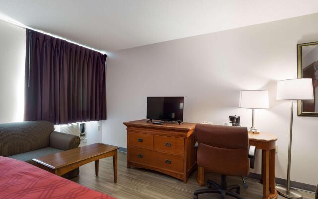 Econo Lodge Inn & Suites