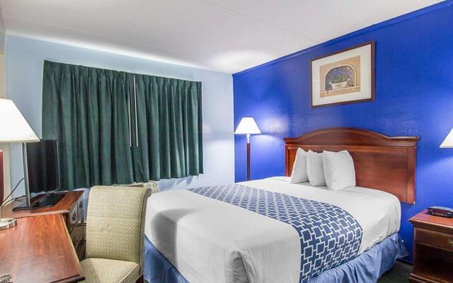 Econo Lodge Inn & Suites Windsor Locks Bradley Airport