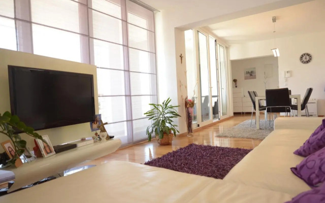 Base Bridge Apartment