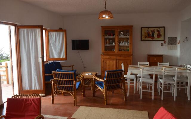 Seafront holiday home twenty meters from the western shore of Sardinia in S'archittu Beach-Casa del Giglio