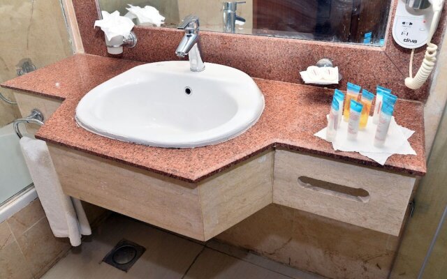 Chain Luxe Paradise Hotel