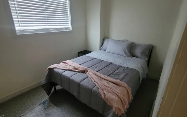 Modern 2BR Near Downtown & Expo Centre