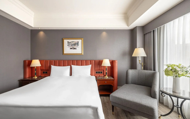 Lakeshore Hotel