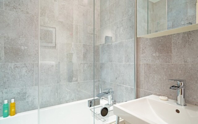 Bright 2 Bedroom Apartment in South Kensington