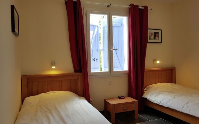 Charming Villa in Escales With Jacuzzi