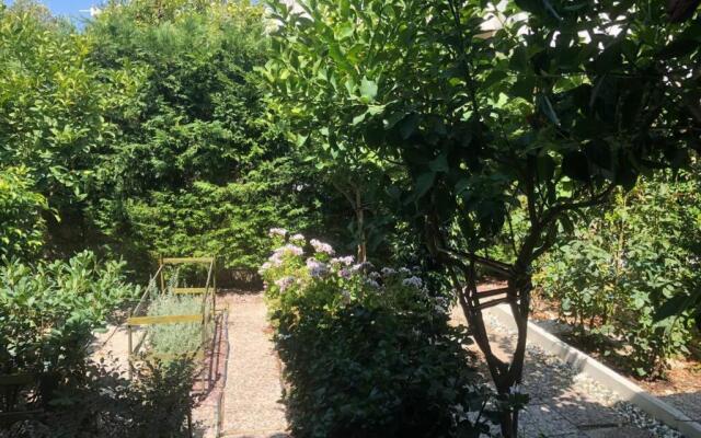 ΑΝΑΚΑΙΝΙΣΜΕΝΗ ΜΟΝΟΚΑΤΟΙΚΙΑ 125 τμ ΣΤΟ ΚΕΝΤΡΟ ΜΕ ΚΗΠΟ