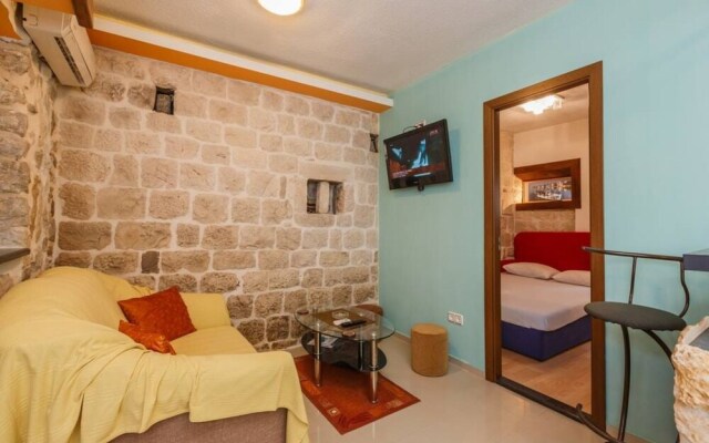 Lovely 1-bed Apartment With Patio in Kastel Stari