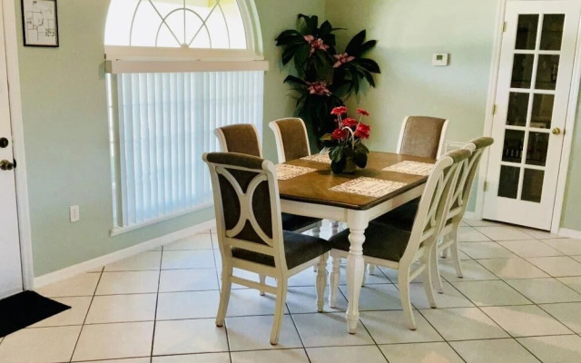 Amazing 3/2 Vacation Home With Private Pool!!