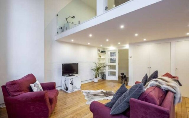 Stylish Loft Style Apartment Close To Overground