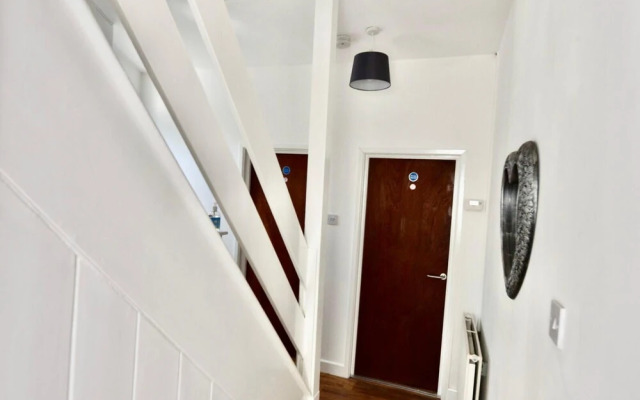 Cheer full 4 Bedroom House Train Station
