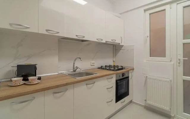 Charming 2BR Apartment - Steps to Romanian Athenaeum