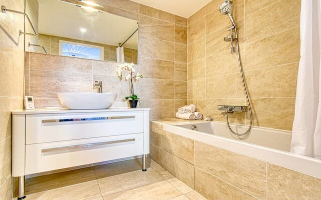 Nice Apartment With Private Garden, Pool & Parking