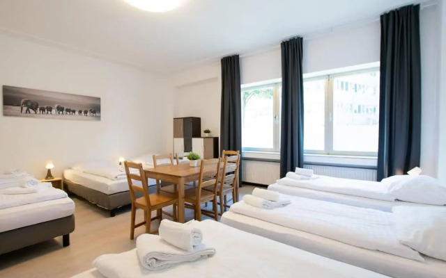 Tolstov-Hotels Large Apartment