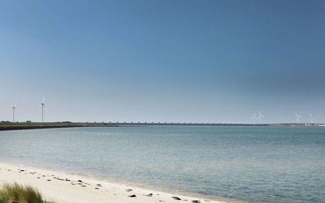 Comfortably Furnished Bungalow on Lake Veere