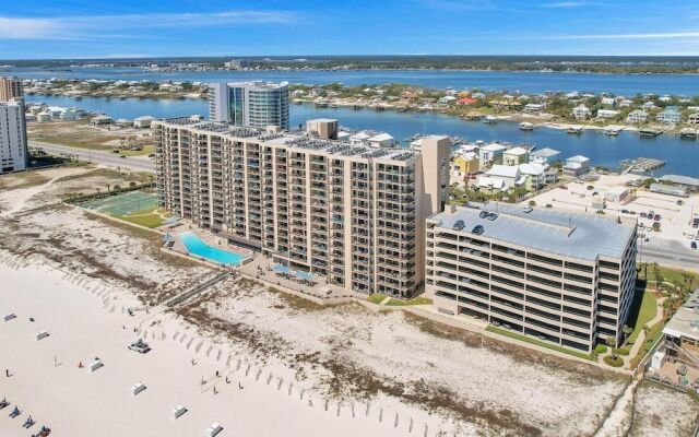 Beachfront Condo w/ View & Pool, Sleeps 8
