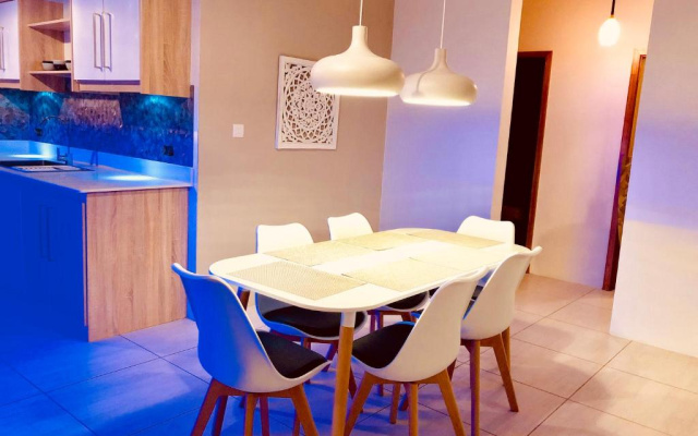 Luxury Westwood Apartment+pool