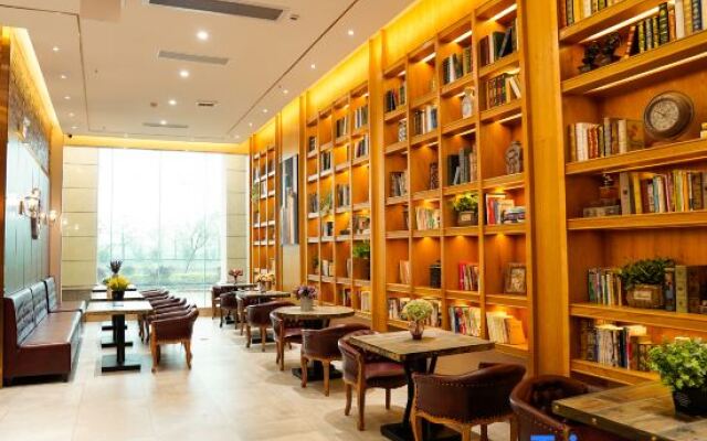Yuefeng Xiying Hotel (Guangzhou South Railway Station Nanpu Subway Station)
