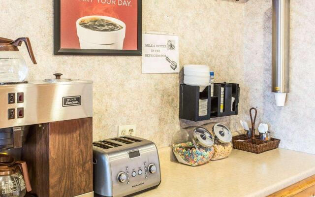 Econo Lodge North