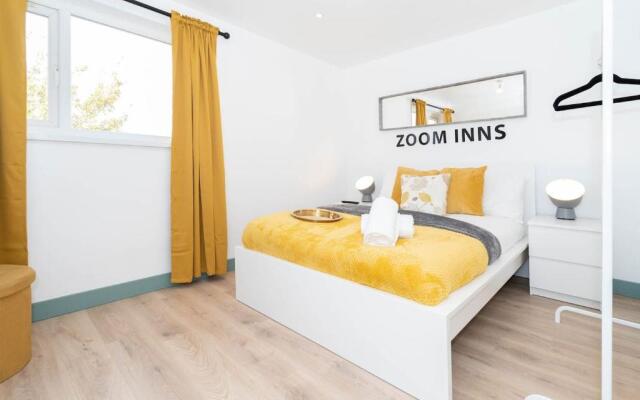 Stylish, modern 3 bedroom townhouse with parking
