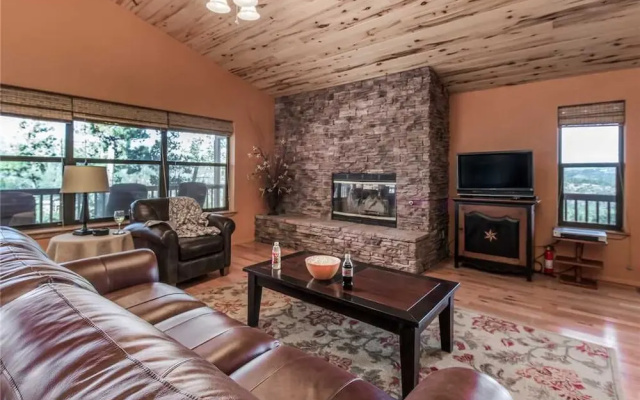 Bear Butte Lodge - Three Bedroom Cabin with Hot Tub
