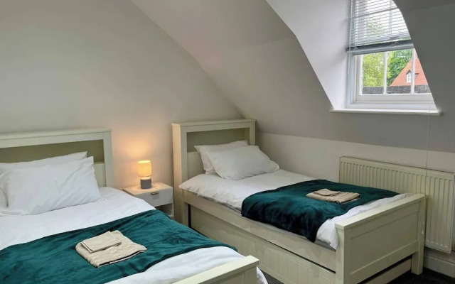 Spacious 4-bed House - Sleeps 11, Garden & Parking