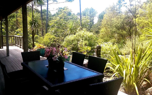 Treetop Oasis - Tairua Executive Holiday Home