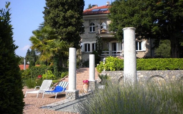 Luxury Italian Lakes Villa With Pool. 360 Degree Views. Sleeps 11