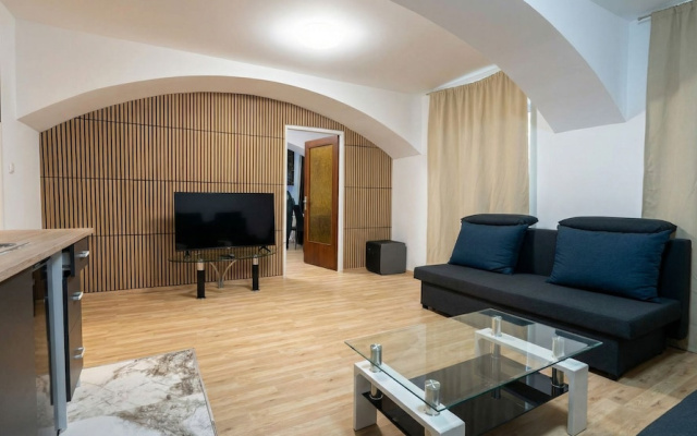 Cozy 1BR Plus LR Near Amusement Park