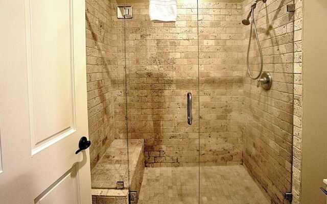 Comfy Carriage House Steps from the River