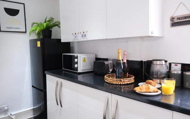 Northway House - Close to M62 and M6
