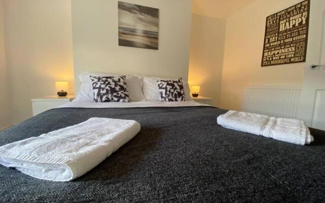 Contemporary 2 Floor Flat with Sea Views!