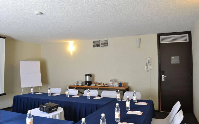 La Posada Hotel y Suites