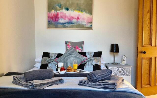 Cosy 2 Bedroom Central Apartment - Free Parking, Free WiFi