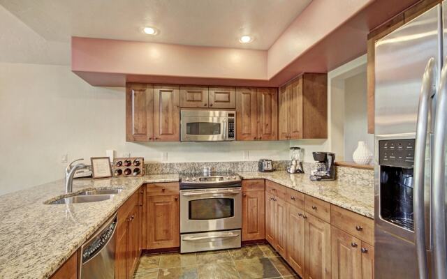 2br 2ba Winter  Walk To Historic Downtown + Gondola 2 Bedroom Townhouse by RedAwning