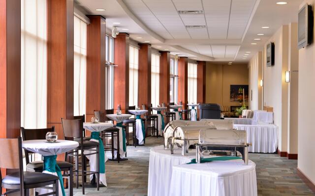 Holiday Inn Madison at The American Center by IHG