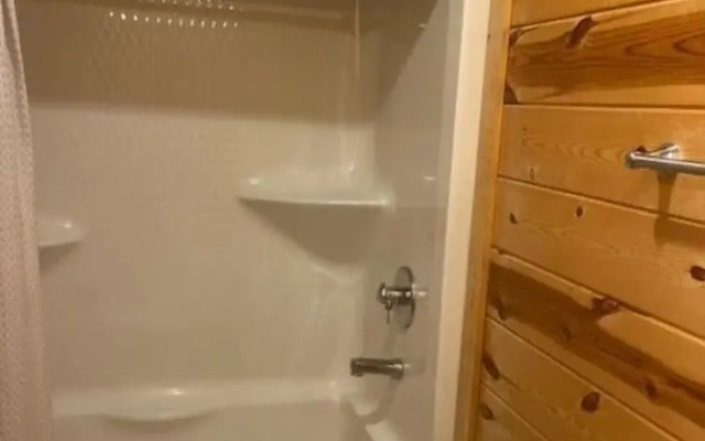 Ridgeview Retreat Seclude Cabin Includes Wifi, Cable, and Charcoal Grill by Redawning