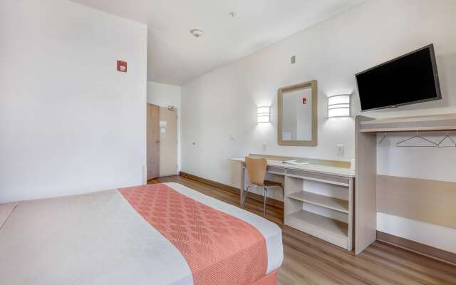 Motel 6 Roseburg, OR