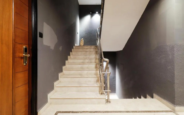 Makers Hotel by OYO Rooms