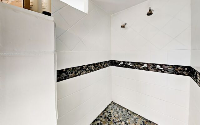 E Indianola - 4 Br Home