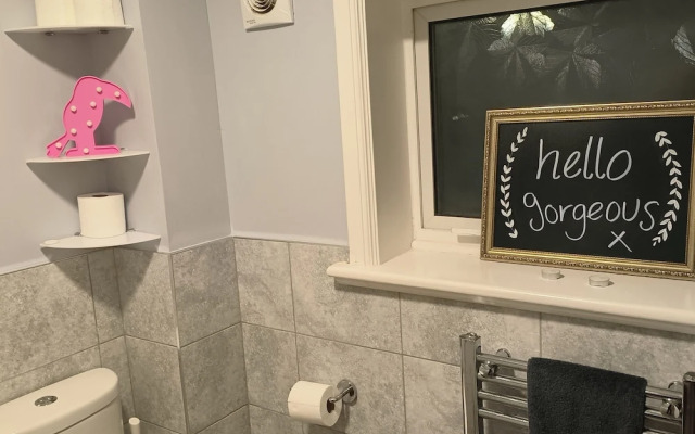 Private Entire House - 3 Bedrooms, Garden, Parking