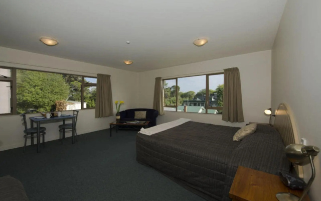 Lake Point Motel – Guest Rooms – Hamilton