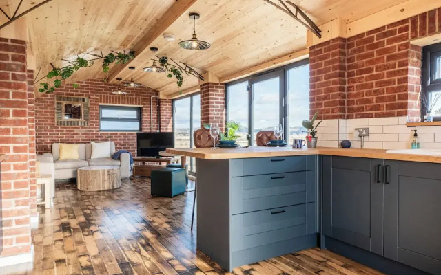 Brick Barn - Luxury Barn by River Avon