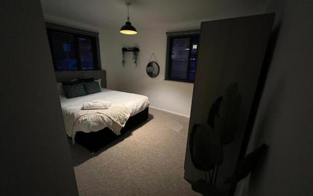 Impeccable 2-bed Apartment in Grays, London