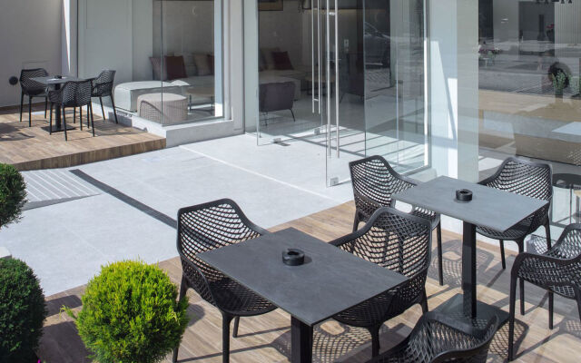 The City Hotel & Suites