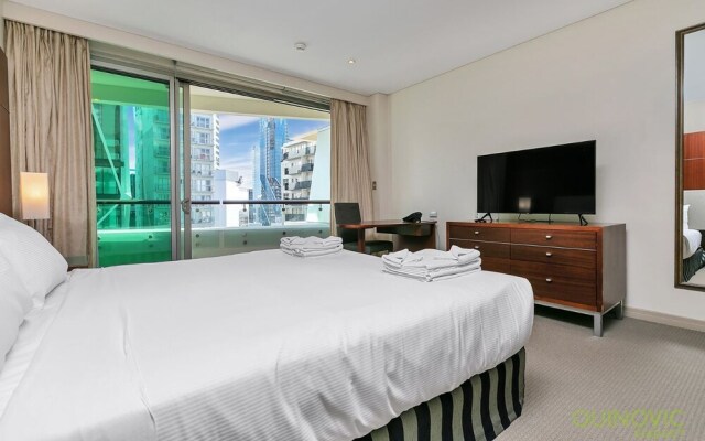 QV Central Upscale Apt in a Hotel (929)